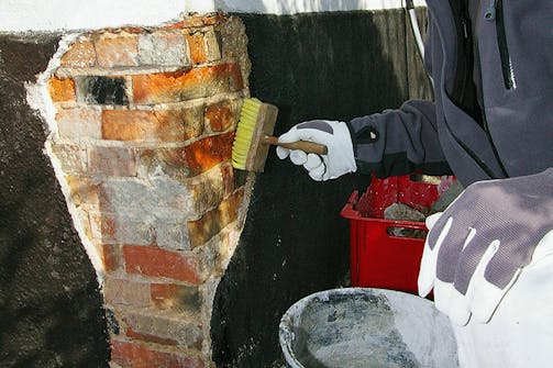 Reparation av sockelhörn: Förarbetet och det innersta grova lagret Reparation av sockelhörn: Förarbetet och det innersta grova lagret